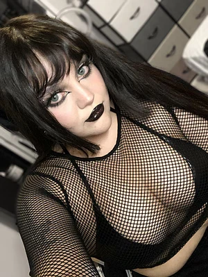 Looking for someone to massage my tiddies while I play silent hill 🖤