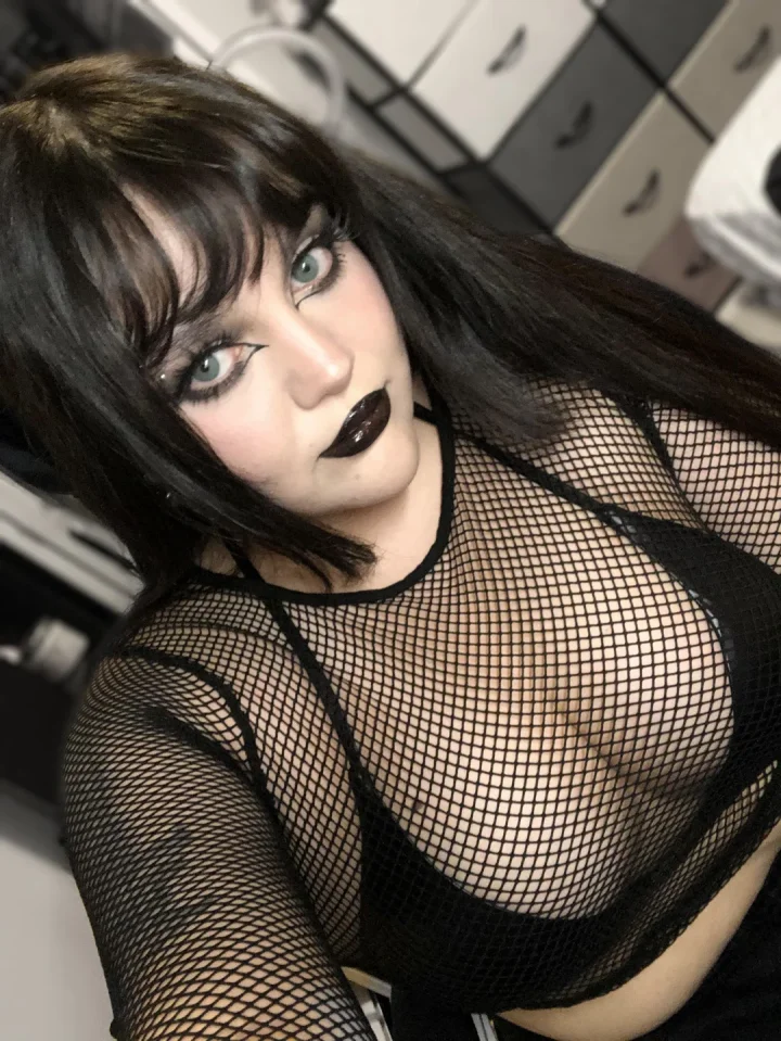 Looking for someone to massage my tiddies while I play silent hill 🖤