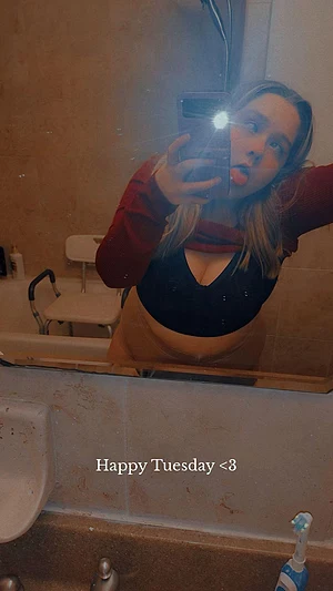 I'm horny, wanna see me play..? I'm 4'11, blonde, chubby and i have itty bitty hands & feet and big tits 😝 I do video ratings, special requests 😈, and sexting/video calls on my vip pages 😏👇🏻