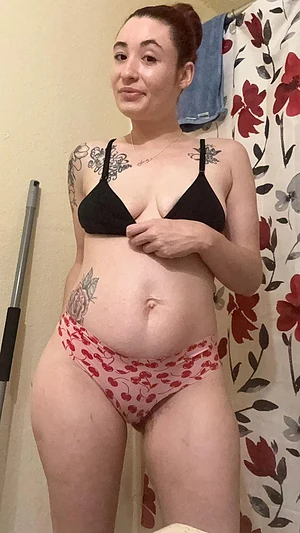 Pretty face, small waist baby