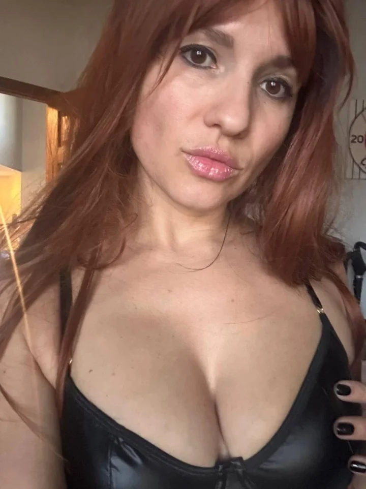 Your Cock Will Fit Between These Onlyfans Tits Nicely  – Foto Uñas de Scarlett Adams (@yoursexymomof4)