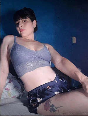 I give sweet mom-next-door vibes… until the camera’s on 😇 Single mom, real body, real fun—and I'm all yours if you’re lucky 💋 Come get to know me a little better, babe