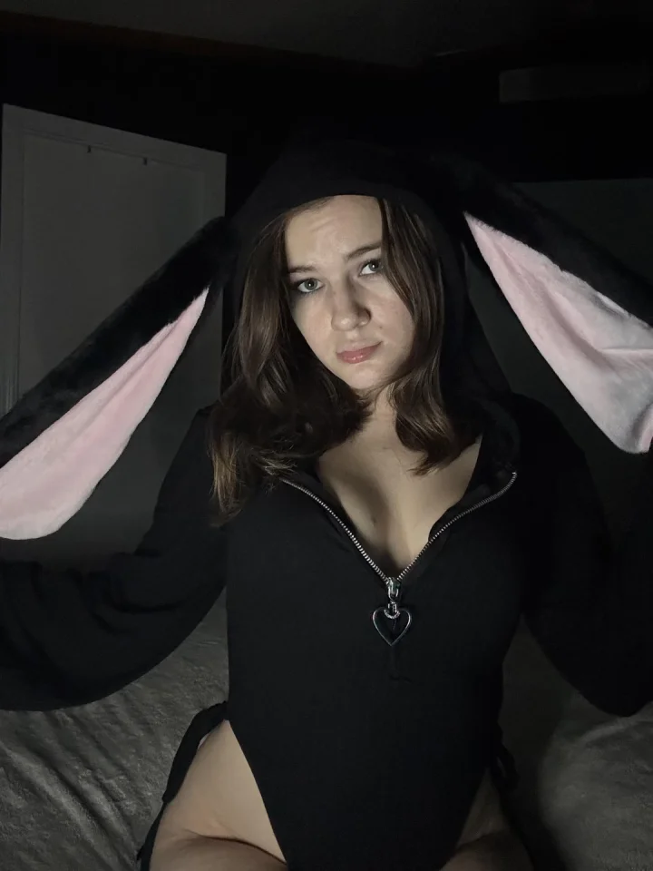 15% off for my bday month, next 20 new subs only you wont wanna miss it😉 – Schwarzer leotard Foto von tori (@hislilprincesst)