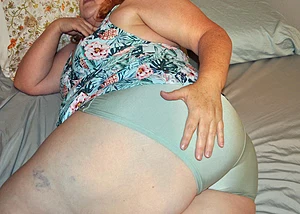 Love to tease you with this big MILF booty!