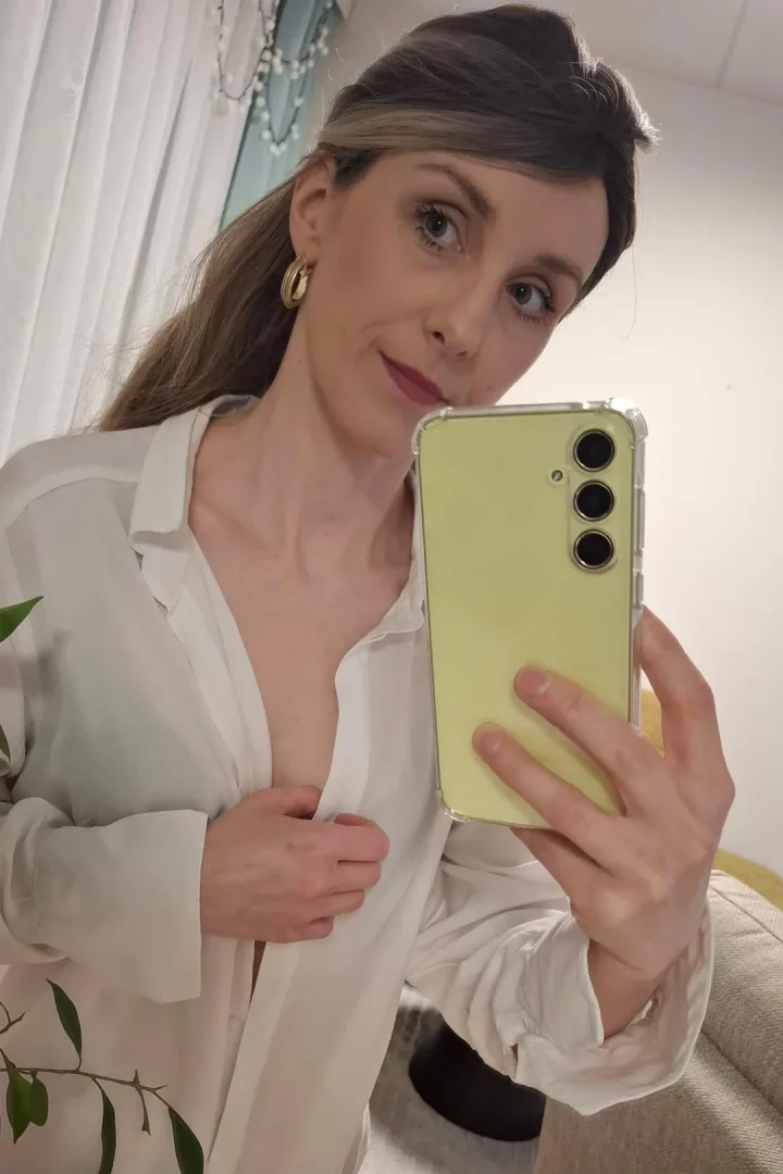 Partially unbuttoned picture of Emi_Lila