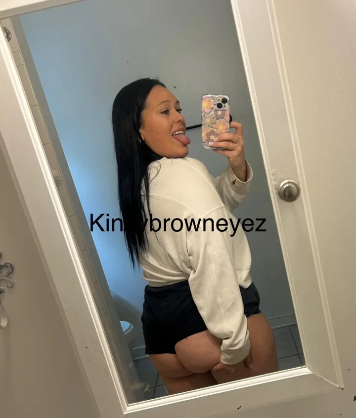 Skirt lift picture of Brooke