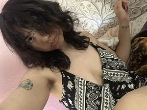 Cleavage peeking 🫣