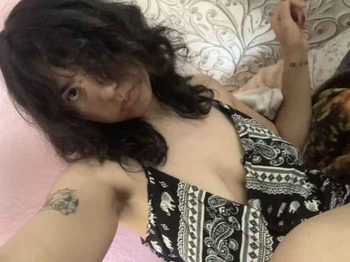 Cleavage peeking 🫣