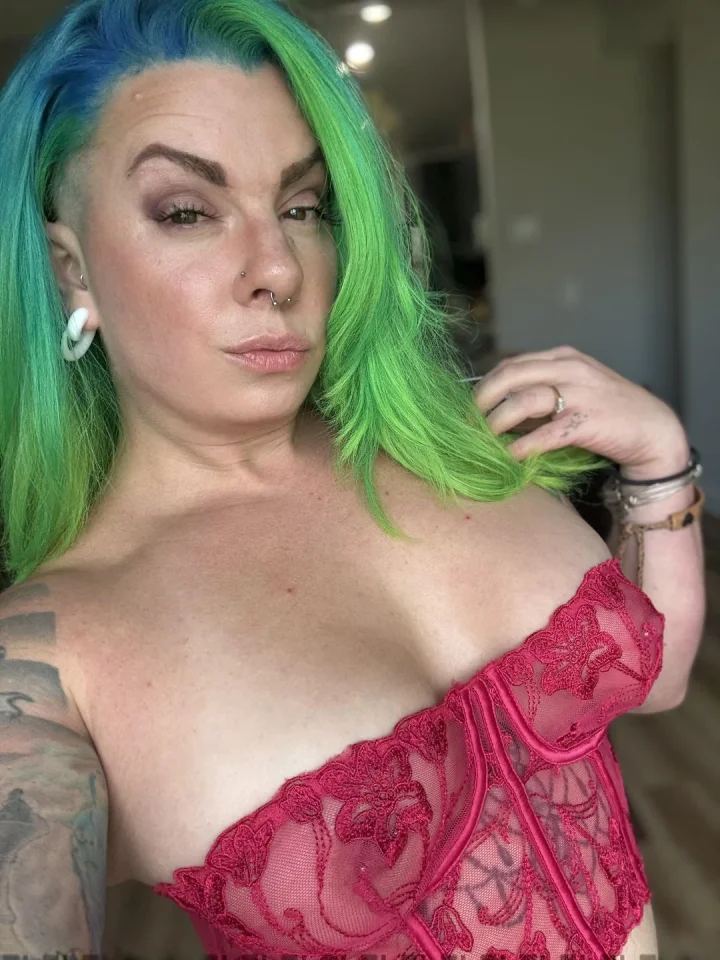 Thick eyebrows picture of Baked Baddie Tink