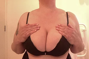 Who wants to suck these big tits? 🫦🫦