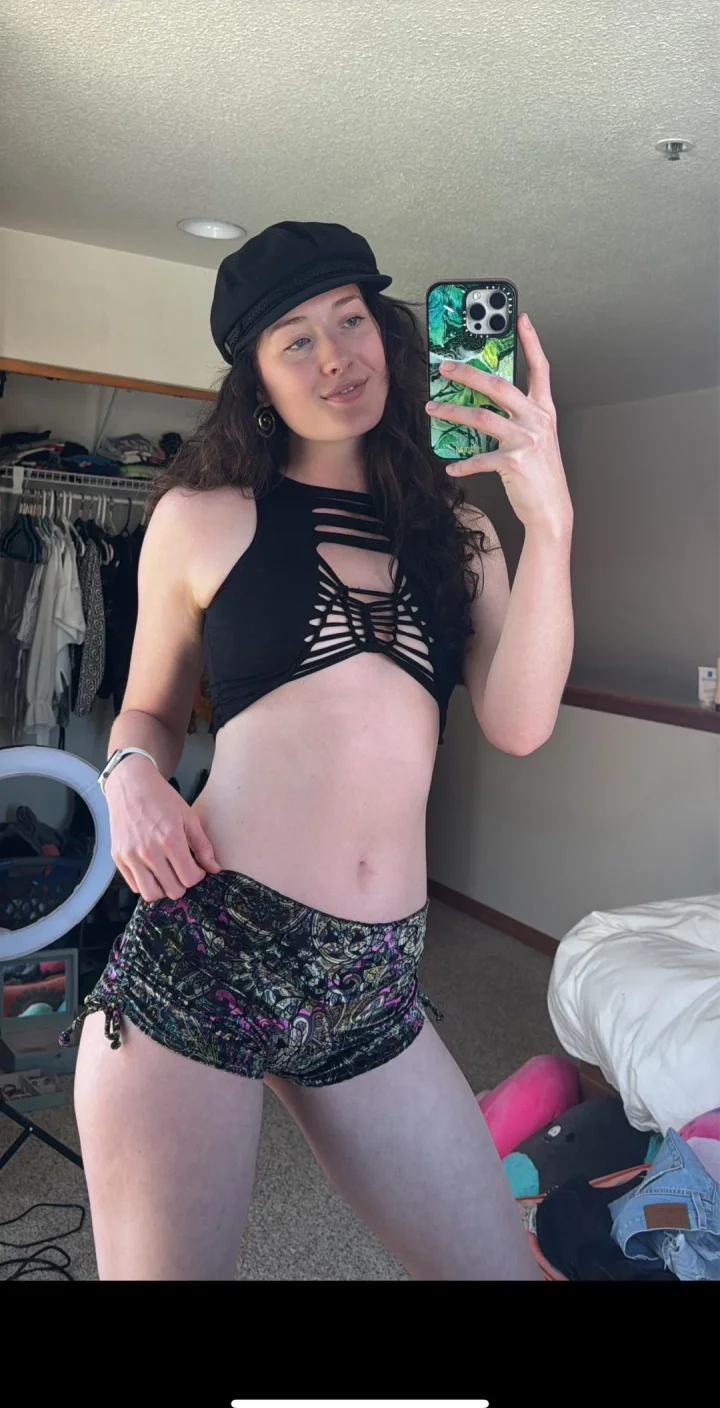 Contrapposto picture of TinyPaleMarshmallow
