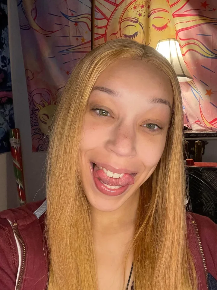 Foto Jaqueta vermelha de Delphi Rae l Split Tongue Queen ❤️👅🐍
