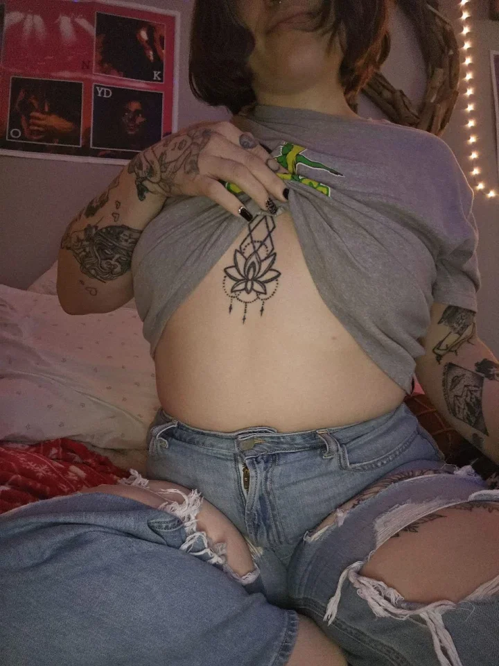 Snap h3llokittyslutt if you'd like to buy content hmu on snap!