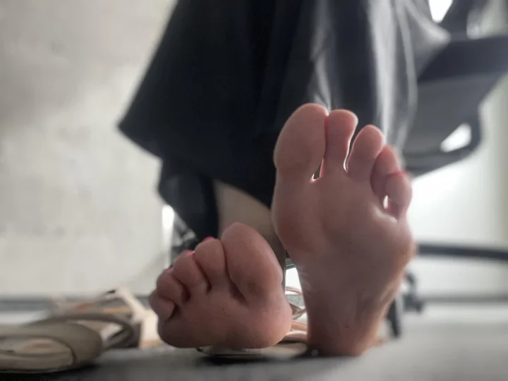 Foot focus picture of Catie 🍒 FREE