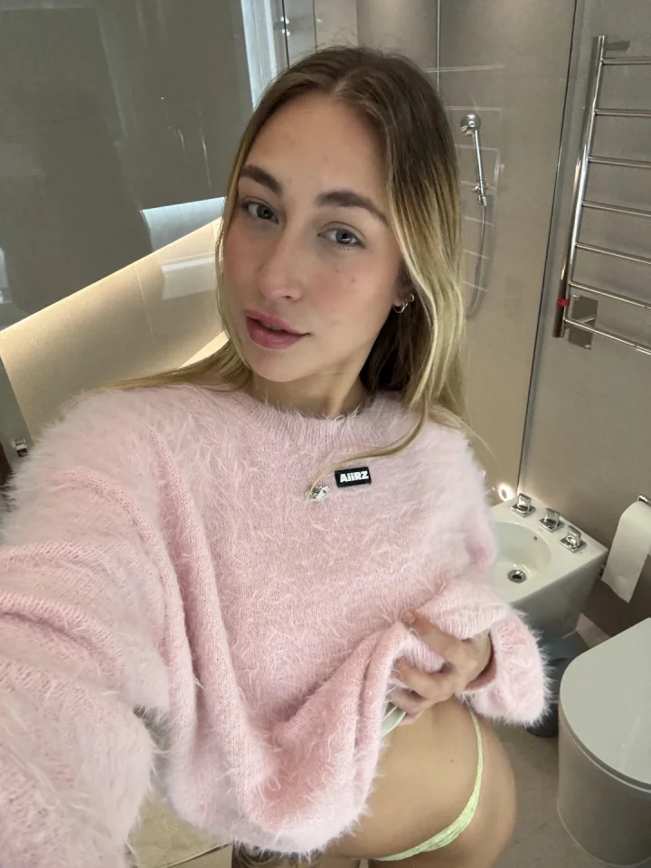Sleeves past wrists picture of Emma 🦋