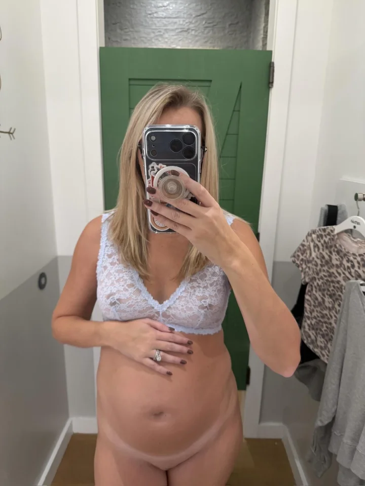 Pregnant mom waiting for you. Come bend me over while our spouses are at work. Happy hump day.