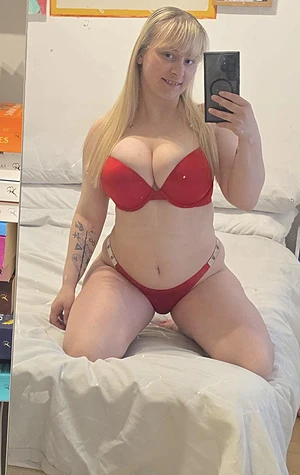 Who coming to chat with me? I’m so horny today 😈❤️