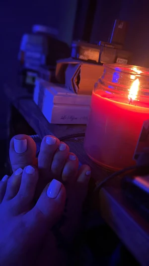 Suck these toes under the candle light 😮‍💨
