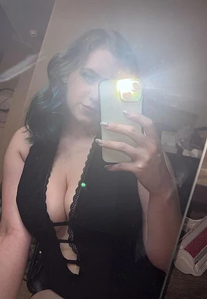 Tina 🖤😈's pic #4