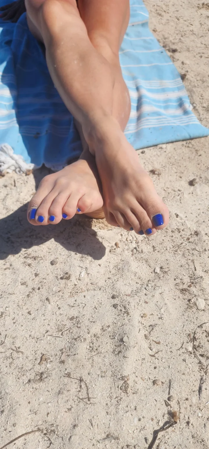 Foot focus picture of Scarlett Adams