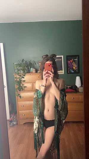 Make me ur little slut 😈