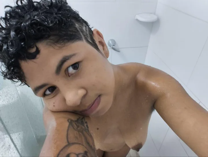 Got a little wet. Wanna join? – Achselfalte Foto von Princess Bunnybell Free Profile (@cutebunnybell)
