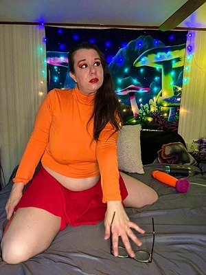 Jinkies, Velma needs her glasses so she can find her carrot cock🥵