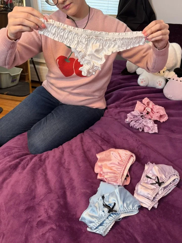 Who needs to do their own laundry when you have a girlfriend like me? Wanna see more of my domestic skills in a GFE?