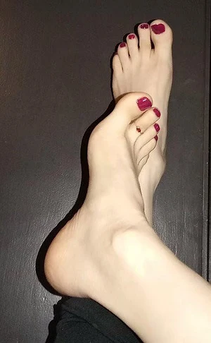 Soft toes, waiting for some attention… do you like what you see?💅🏼