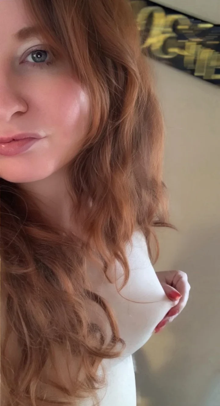Light smile picture of gingerliciouscurvygirl👩‍🦰💕