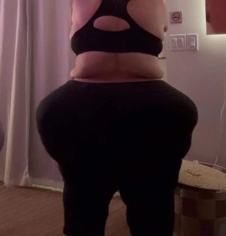 Feet out of frame picture of Olive 🍑✨ NO PPV