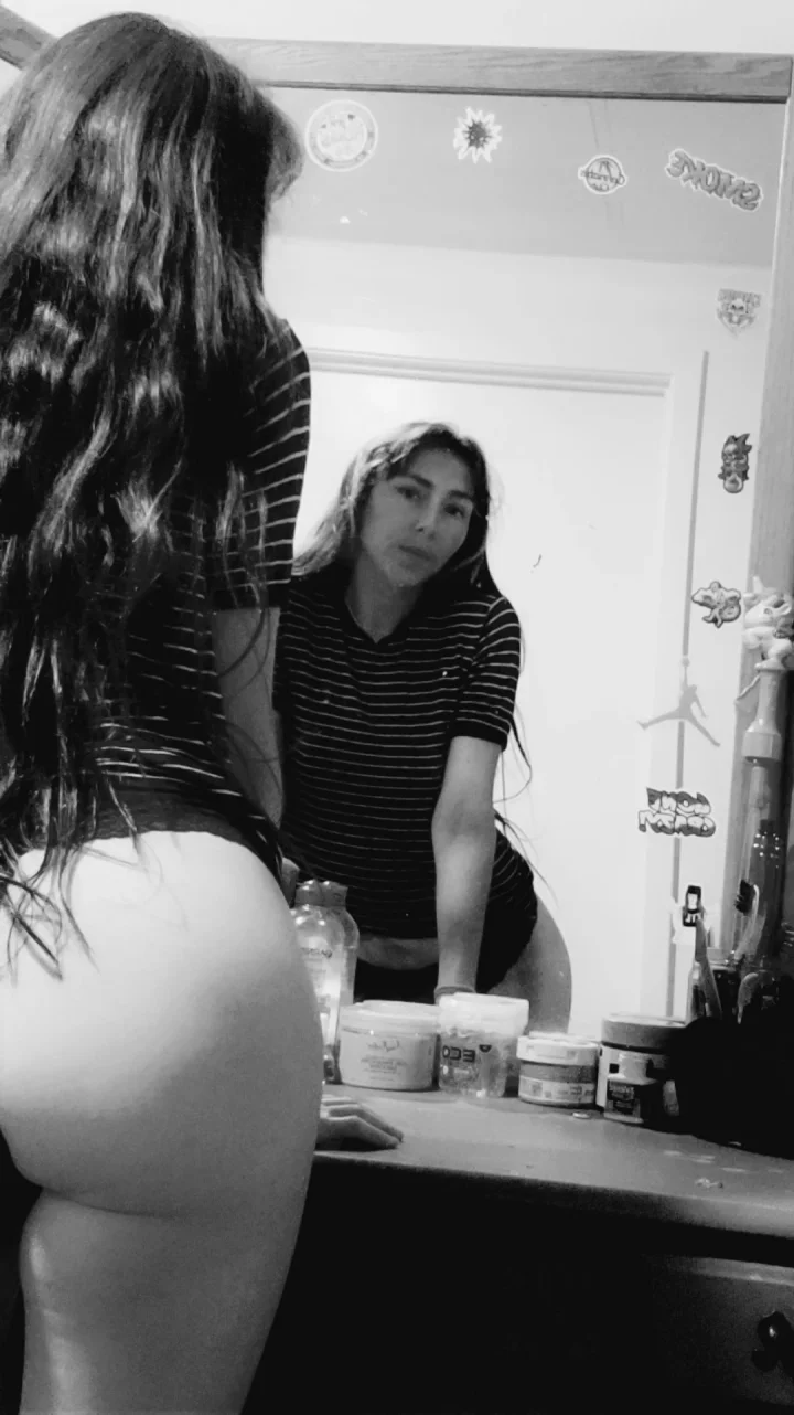 Greyscale picture of Heather 🤍