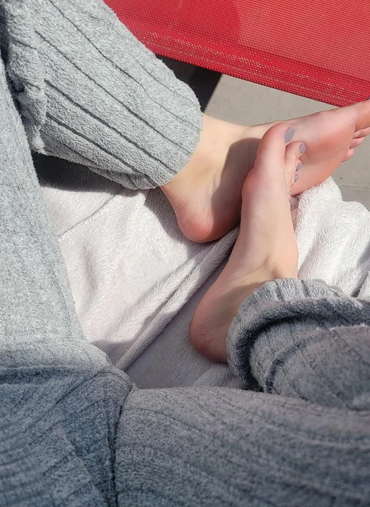 Barefoot picture of Miss Indica