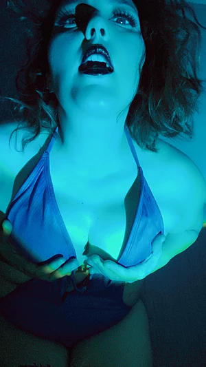 Swim with me in the pool, I promise to get you wet baby💙