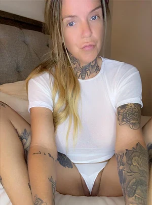 Curvy tatted MILF ready to play