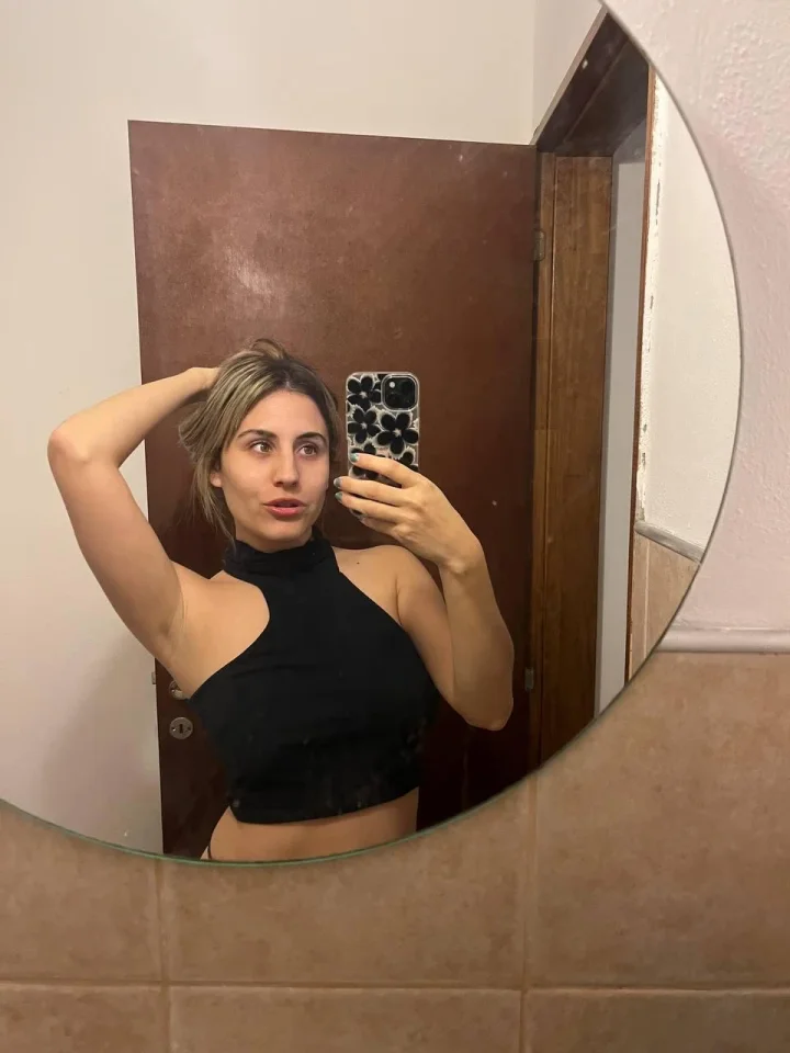Hand on own head picture of Babixxx