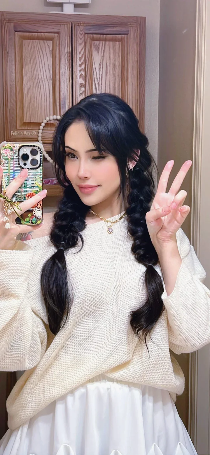 Hand up picture of Felicia Vox