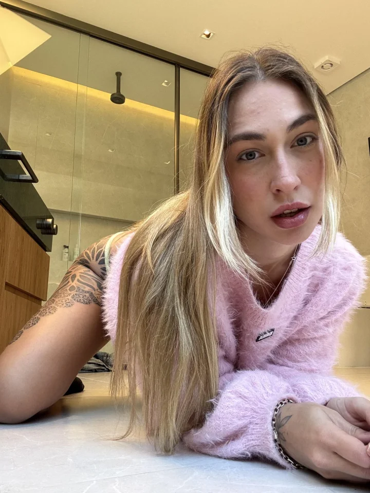 Thick eyebrows picture of Emma 🦋