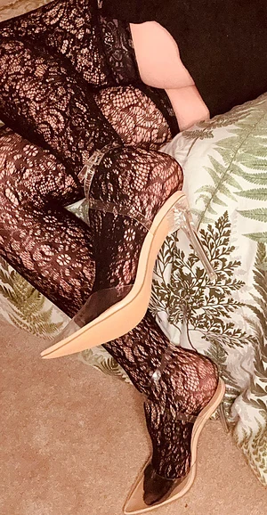 Lacy pantyhose plus heels 😍