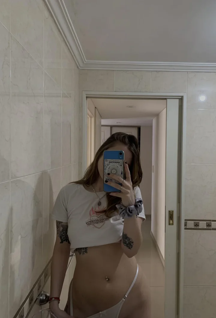 I would love to show you everything 🔥 – T-shirt Foto von Nita Valentina (@nitavalentina777)