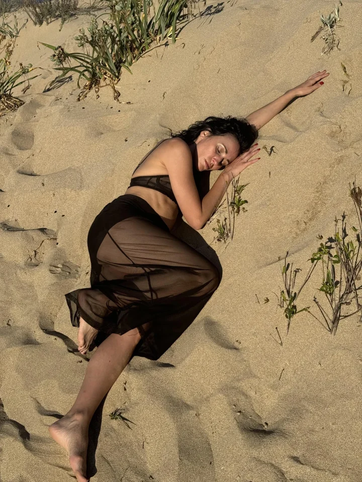 Chasing Golden Dreams – Bikini Foto von Quantum Angel