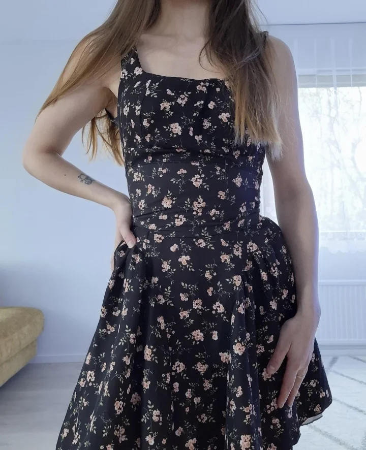 Arm at side picture of Elya