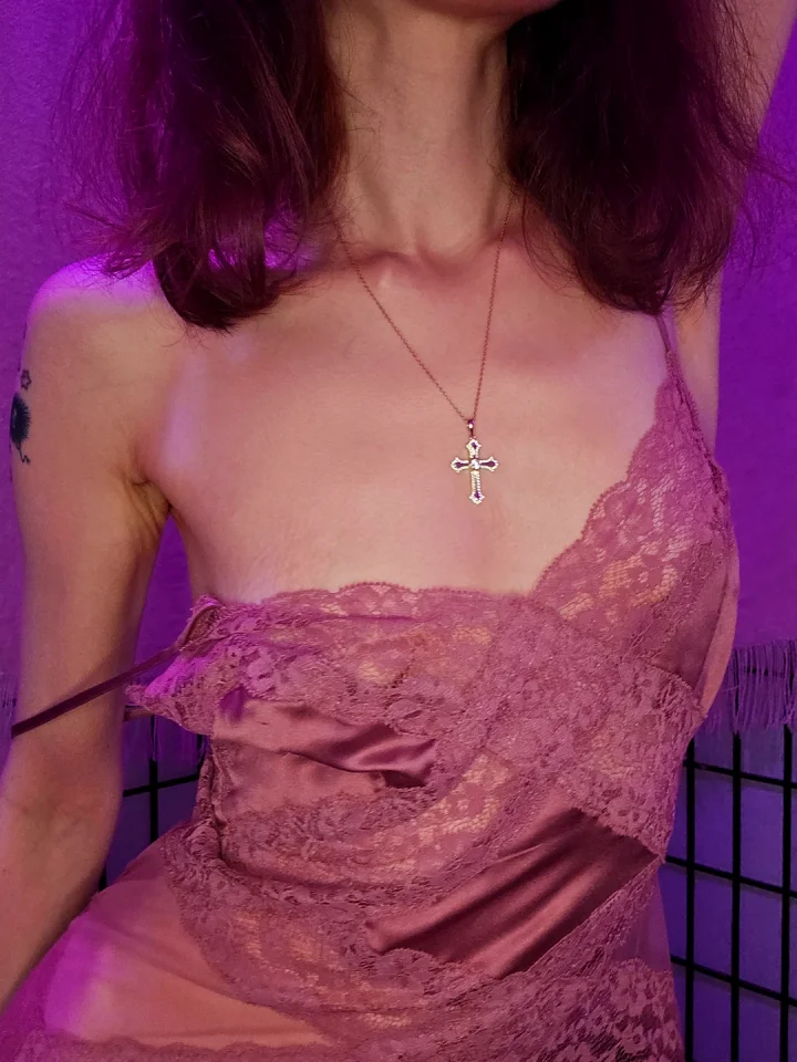Undress me ❤️ – Foto Sem mangas de Ginger (@gingernutcream)