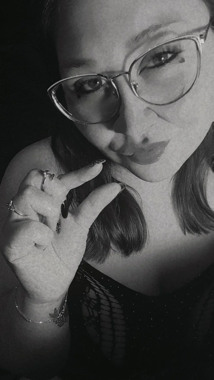 Greyscale picture of ZARI👑
