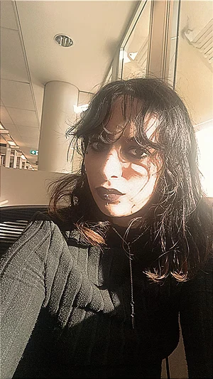 Just a goth girl who loves to undress