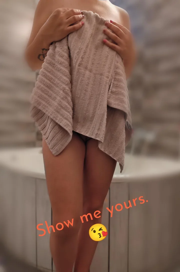 Head out of frame picture of 👉 YourLateNightGirl