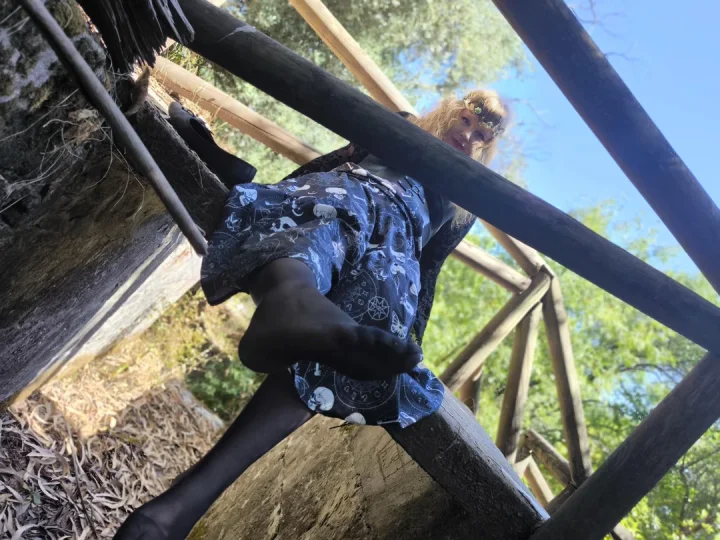Worship my feet outside