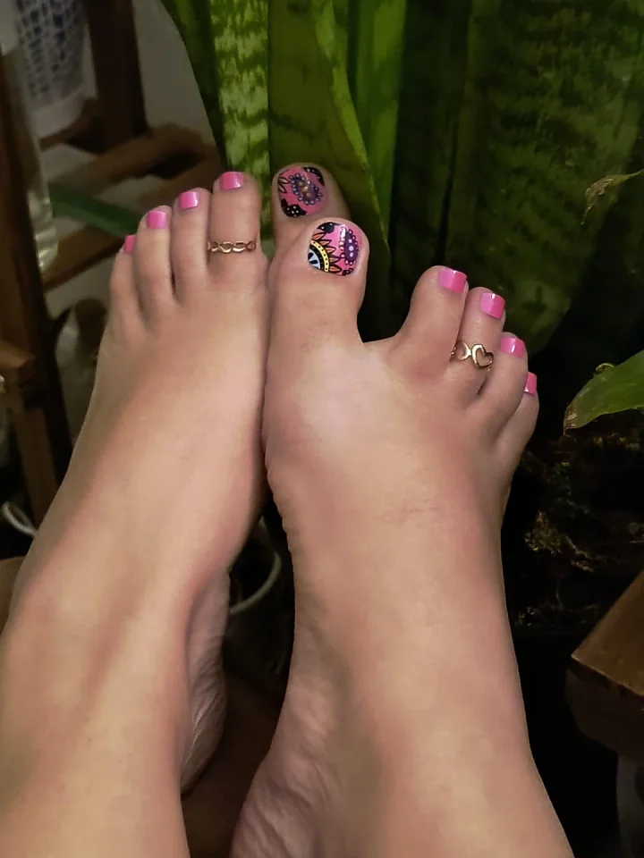 Come and play with mommy's feet