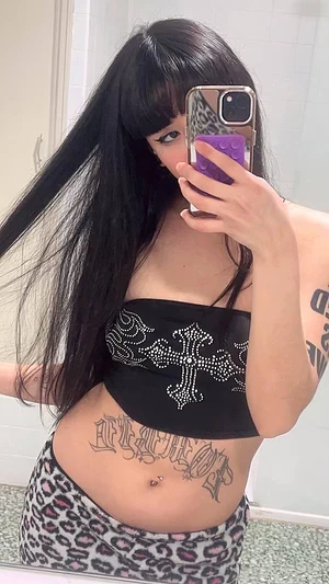 I am a goth and beautiful baby. Discover my dark side