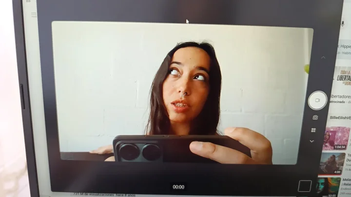 Foto de Weird Brunette n.º 2